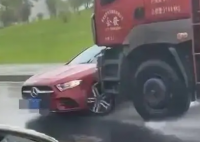 頂推奔馳車司機分心打電話4分鐘 實在太恐怖了