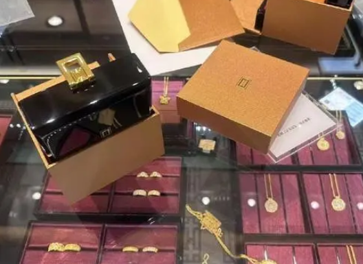 一口價(jià)黃金打開(kāi)了溢價(jià)天花板 為什么引爭(zhēng)議？