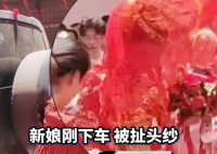 新娘婚禮下轎被大媽強扯頭紗 畫面曝光簡直太意外了
