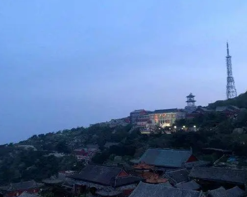 大學生兼職泰山陪爬訂單排到深秋 為什么這么火爆？