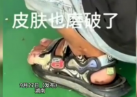 男孩穿不合腳涼鞋跑步 老師送新鞋 實(shí)在太暖心了
