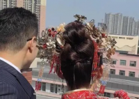 新人結(jié)婚獲對(duì)面學(xué)校學(xué)生大聲祝福 實(shí)在太暖心了