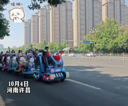 新人結(jié)婚用商場搖搖車當(dāng)婚車 這也太可愛了