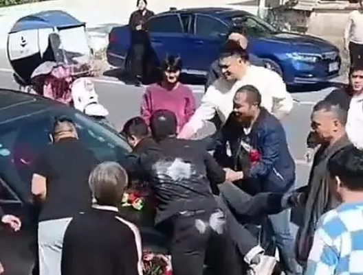 新娘哥哥阻攔婚車 臨時加彩禮18萬 這也太無奈了