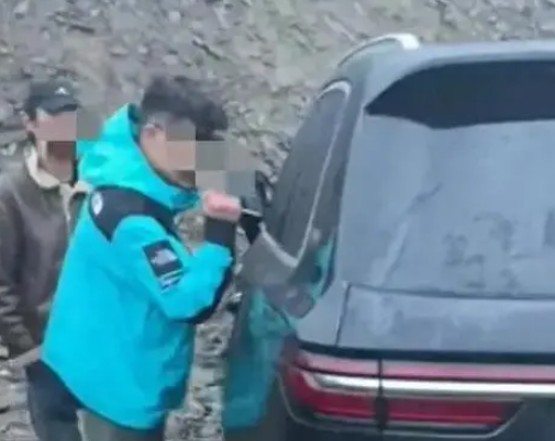 手機(jī)沒信號(hào)打不開車門 車主無奈砸窗 實(shí)在太無奈了