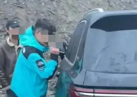 手機(jī)沒(méi)信號(hào)打不開(kāi)車門 車主無(wú)奈砸窗 實(shí)在太無(wú)奈了