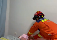 男子裹6床被子卡進(jìn)床縫出不來 實(shí)在太意外了