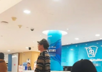 劉謙獨自就醫(yī)略顯孤獨 實在太無奈了