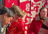 外國(guó)人已快進(jìn)到體驗(yàn)過(guò)年三件套了 這也太火爆了