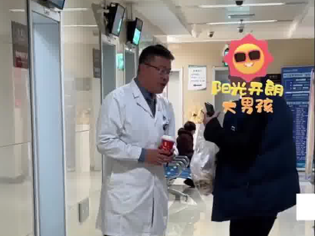 醫(yī)生下門診后向患者要了個肉夾饃 這也太融洽了