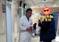 醫(yī)生下門診后向患者要了個(gè)肉夾饃 這也太融洽了