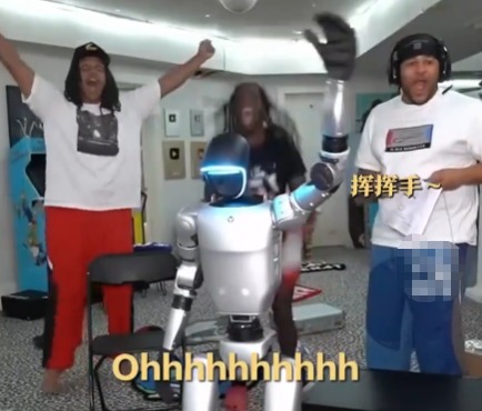 外國(guó)博主開(kāi)箱春晚同款機(jī)器人 到底有多厲害？