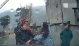 大媽強(qiáng)硬攔婚車 拿磚頭砸車頭 實(shí)在太恐怖了