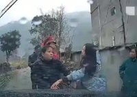 大媽強(qiáng)硬攔婚車 拿磚頭砸車頭 實(shí)在太恐怖了