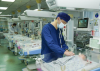 男寶先天性腹裂 腸胃裸露在外 這也太罕見了
