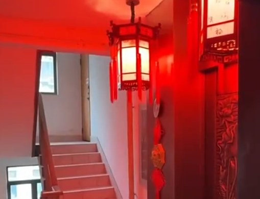男子家門口布置風(fēng)水陣嚇壞鄰居 究竟是怎么回事？