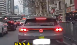 女子主干道停車(chē)下來(lái)排隊(duì)買(mǎi)燒麥 這也太心大了