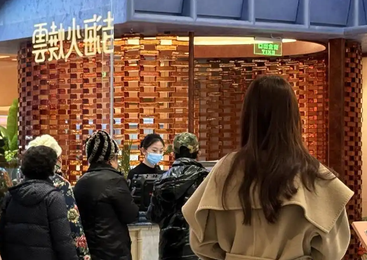 杭州網(wǎng)紅餐廳吃飯要排9小時隊 為什么這么火爆？