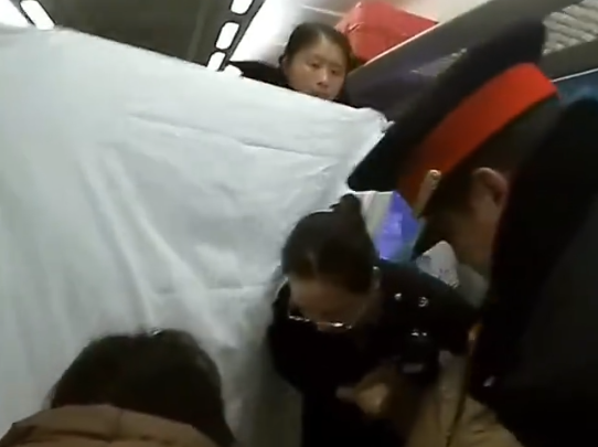 孕婦火車上分娩 眾人舉窗簾幫接生 實(shí)在太暖心了