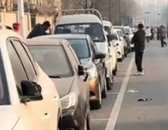 四五十輛車反光鏡被砸?知情人回應(yīng) 究竟是怎么回事？