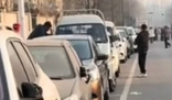 四五十輛車反光鏡被砸?知情人回應(yīng) 究竟是怎么回事？