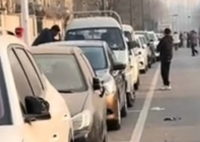 四五十輛車反光鏡被砸?知情人回應 究竟是怎么回事？