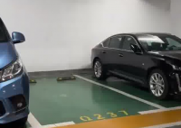 女子難入庫(kù)無(wú)奈停他人車(chē)位留條致歉 實(shí)在太無(wú)奈了
