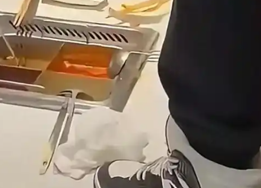 顧客獲6千退款才知海底撈小便事件 簡(jiǎn)直讓人不忍直視