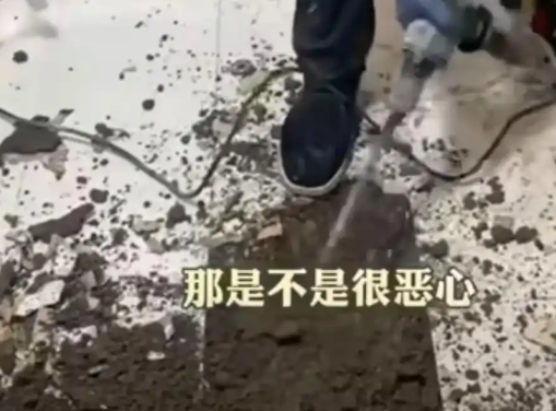 女子吐槽樓上鄰居馬桶正對自家廚房 實在太讓人惡心了