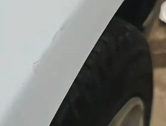早餐車(chē)刮花豪車(chē)賠了15個(gè)雞蛋餅 引發(fā)網(wǎng)友關(guān)注