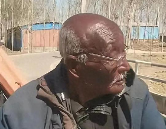 男生偶遇三個(gè)曬成“非洲人”的大爺 究竟是怎么回事？