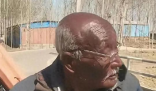 男生偶遇三個(gè)曬成“非洲人”的大爺 究竟是怎么回事？