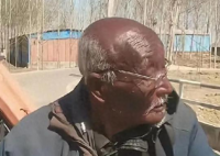 男生偶遇三個(gè)曬成“非洲人”的大爺 究竟是怎么回事？