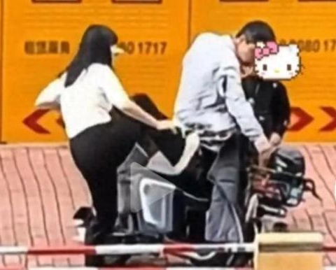 妻子屢次猛踹電動車 丈夫默默扶車 究竟是怎么回事？