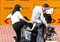 妻子屢次猛踹電動(dòng)車 丈夫默默扶車 究竟是怎么回事？