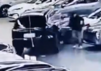 沈陽車展一SUV引發(fā)多車碰撞受損 為什么撞車？