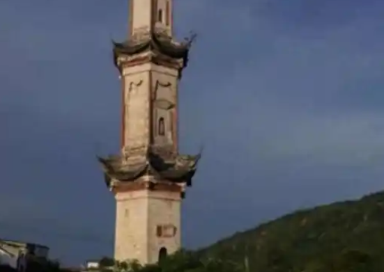 四川一超百年文物白塔出現(xiàn)傾斜 究竟是怎么回事？