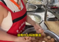 女子1分鐘剝130個(gè)煮雞蛋 屬熟能生巧