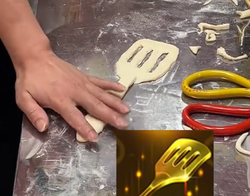 河南一老板制作鏟子造型燒餅寵客 到底是什么樣的？